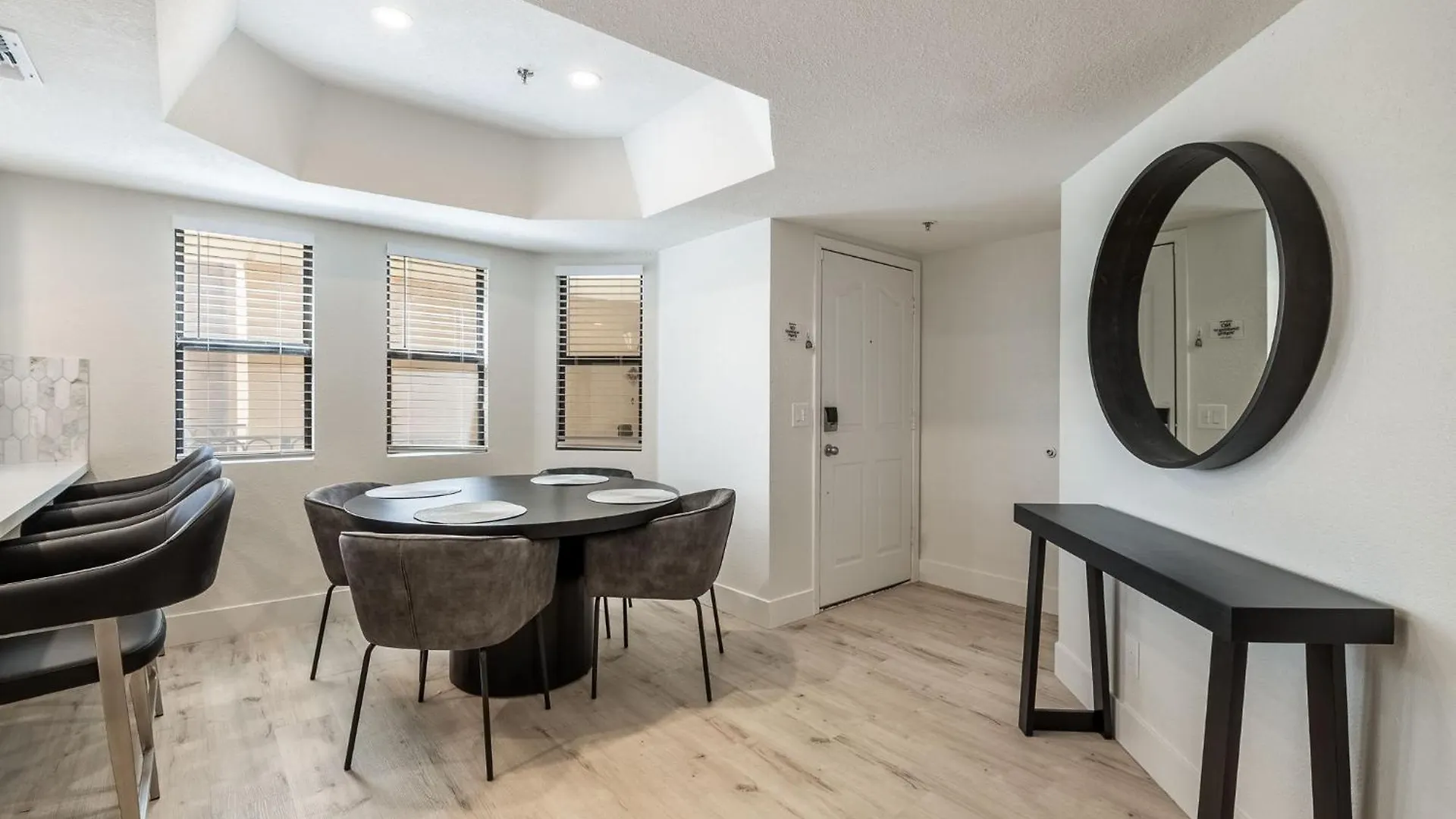 New Modern Apt, Vacation Or Long Stay 凤凰城 公寓