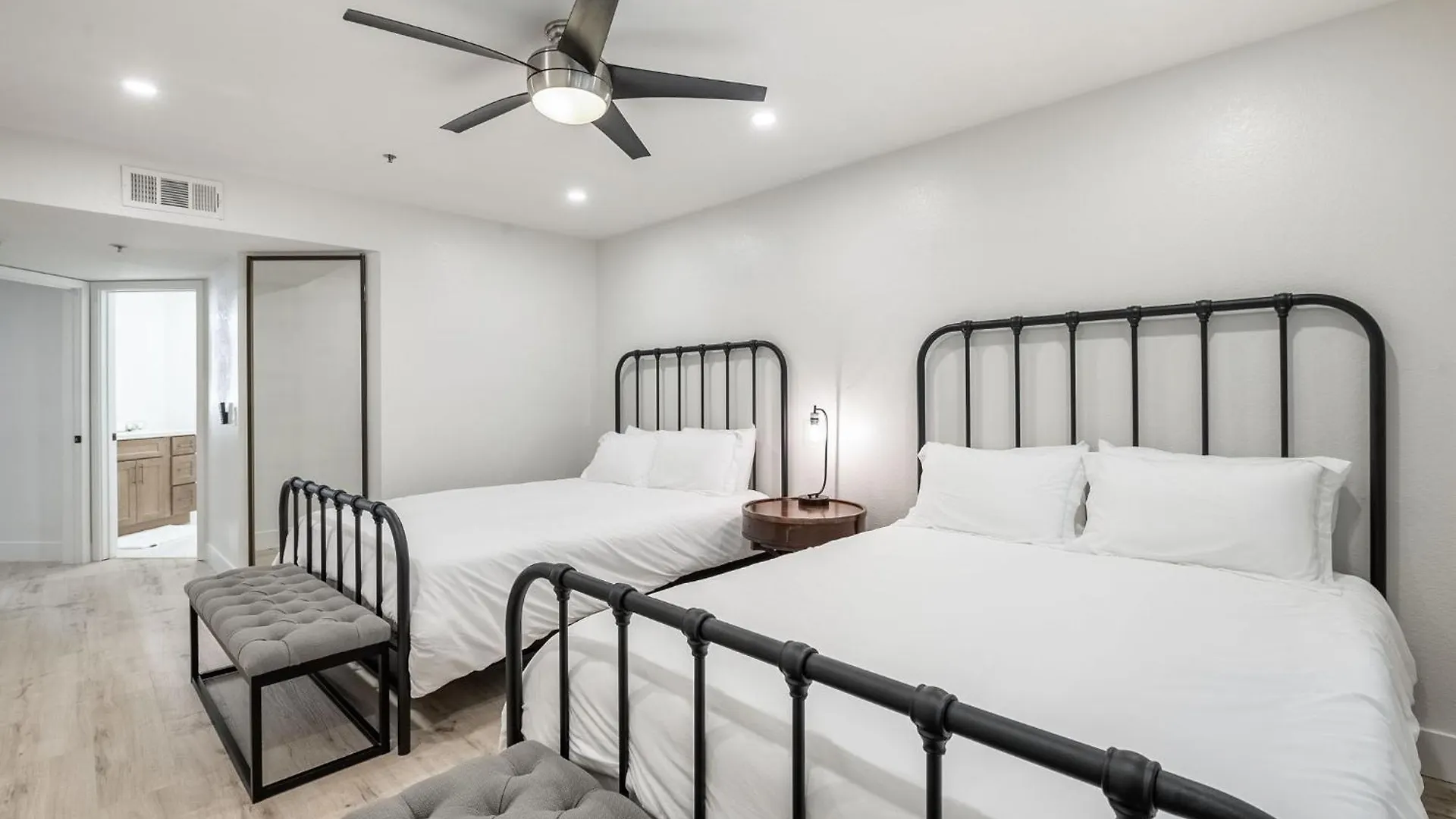 New Modern Apt, Vacation Or Long Stay Phoenix Apartment